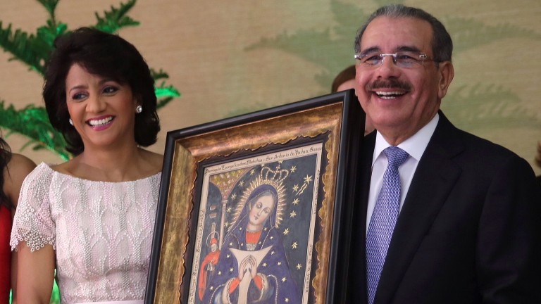 Danilo Medina y Cándida Montilla junto a imagen de la Virgen de la Altagracia 