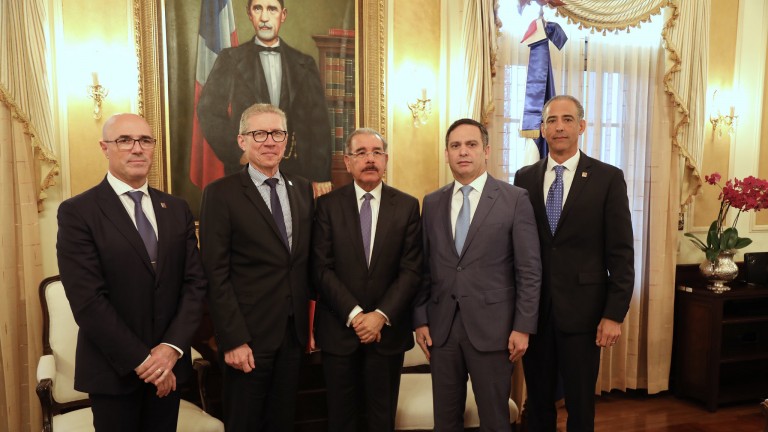 Ejecutivos de Total junto a Danilo Medina en Palacio Nacional