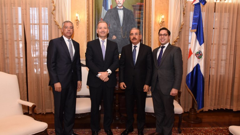 Presidente Danilo Medina junto a nuevo representante del BID en el país, Miguel Coronado y Donald Guerrero