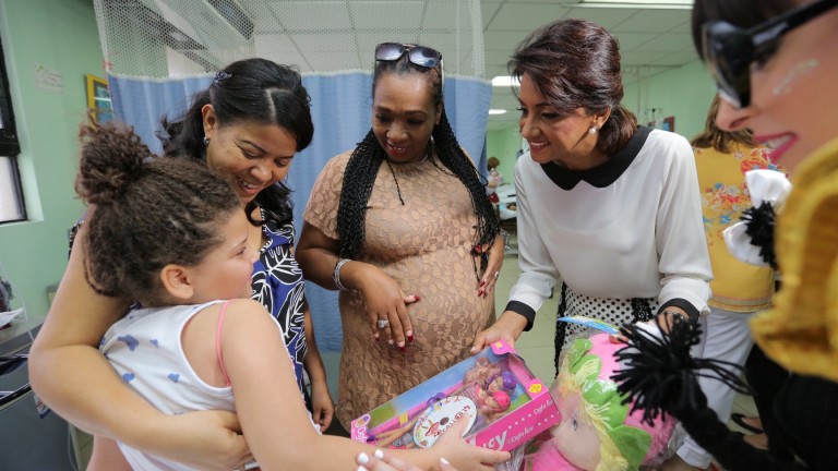 Candida Montilla con niños en Hospital Robert Reid Cabral