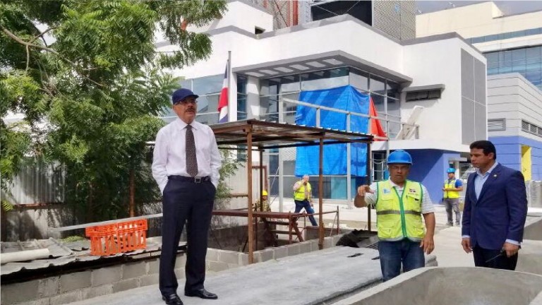 Danilo Medina observa avances en la construcción Ciudad Sanitaria Luis Eduardo Aybar
