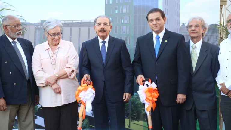 Danilo Medina da primer palazo para construcción Torre Quirúrgica de clínica Unión Médica del Norte