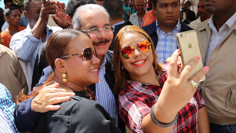 Danilo Medina se toma fotos con mujeres