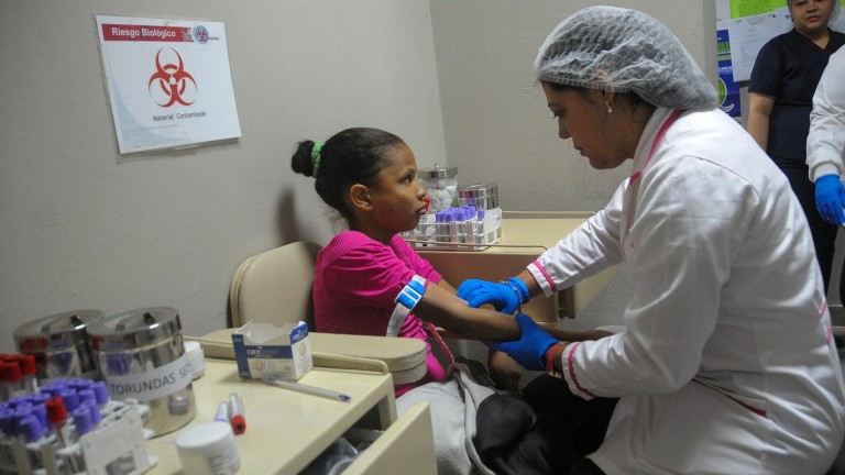 Doctora atiende niña