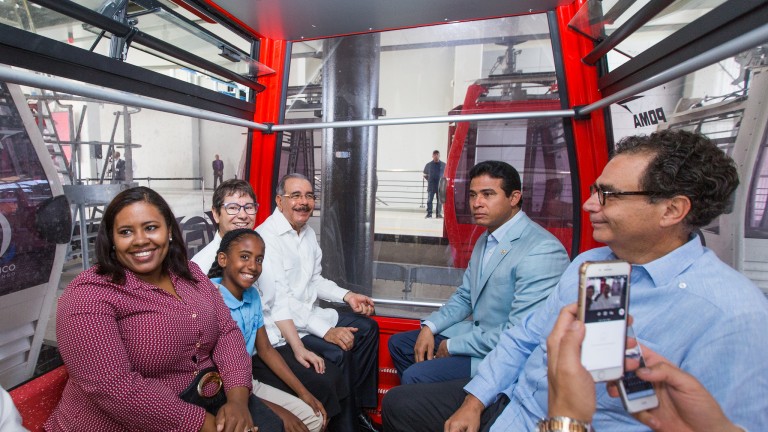 Danilo Medina montado en el Teleférico de Santo Domingo 
