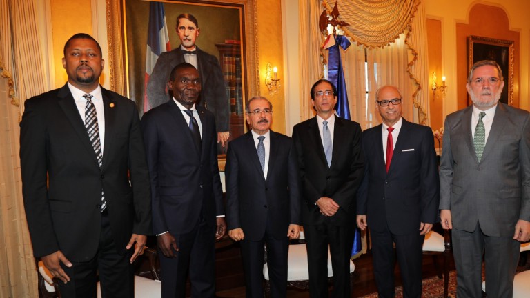 Danilo Medina recibe visita de cortesía delegación Senado y Cámara de Diputados de Haití