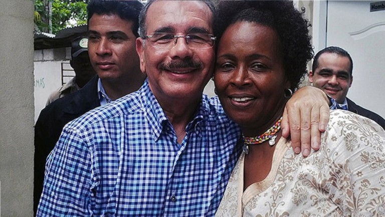 Danilo Medina y mujer de Puerto Plata 