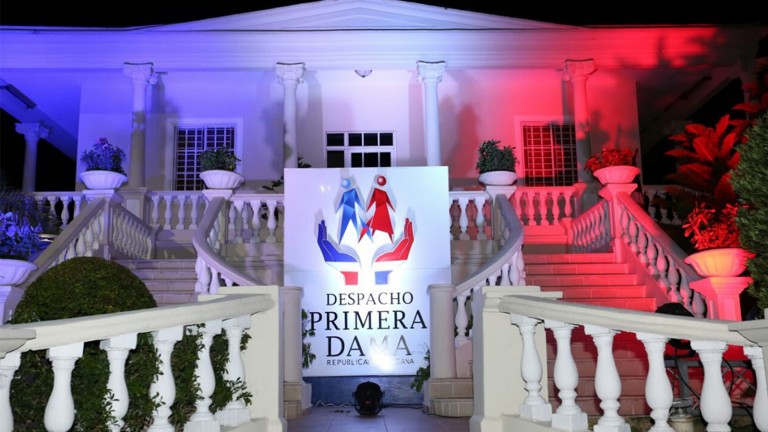 Mes de la Patria: Despacho de la Primera Dama se ilumina con los colores patrios