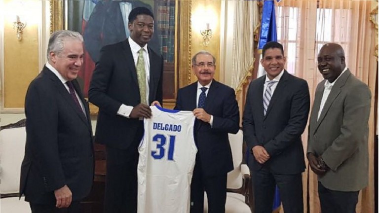 Presidente Danilo Medina recibe a basquetbolista dominicano Ángel Delgado