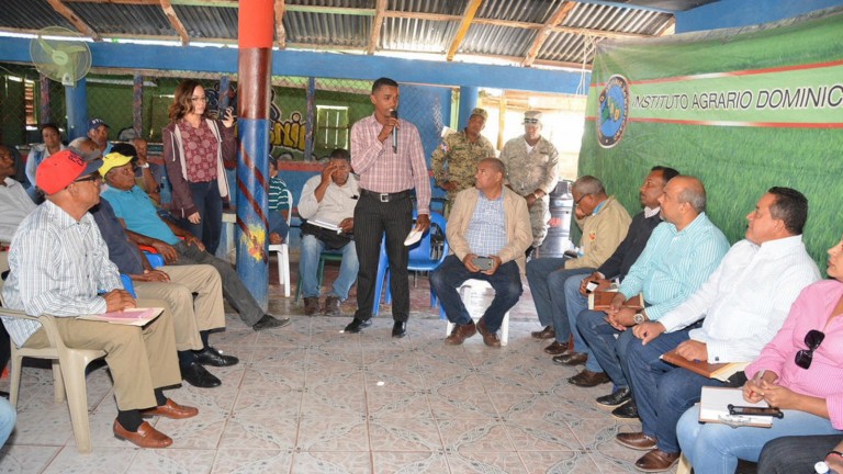 Tras recorrido de Danilo Medina por Barahona y Bahoruco, IAD formaliza acuerdos con productores