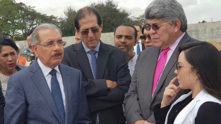 Danilo Medina supervisa construcción CAID Santo Domingo Este