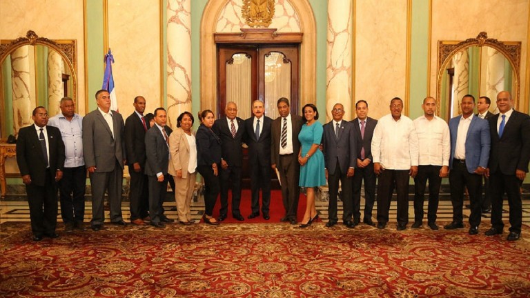 Presidente Danilo Medina se reúne con alcaldes de Barahona para atender sus necesidades