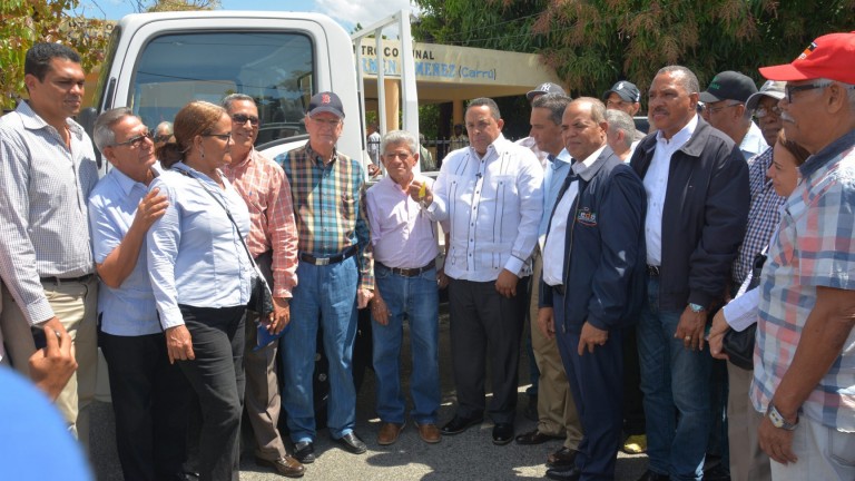Productores de mangos de Baní reciben camión prometido por Danilo Medina en Visita Sorpresa 201