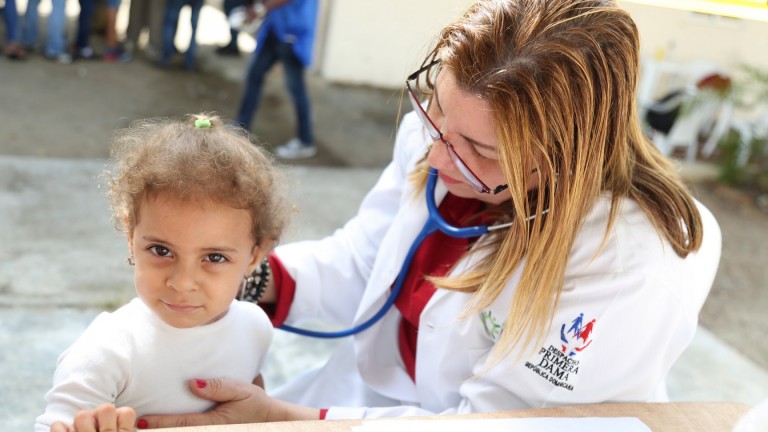 En Cutupú, La Vega, Despacho Primera Dama brinda asistencia en salud, medicamentos a cientos de personas