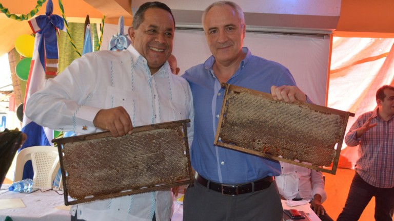 Gobierno dominicano y FAO inician proyecto apícola en Yamasá; mejorará vida de productores