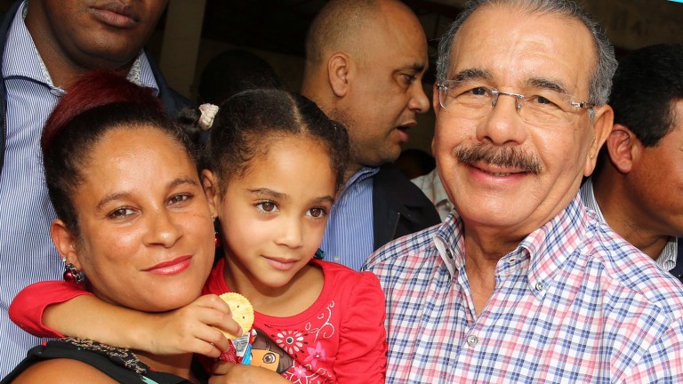 Danilo Medina junto a madre con su hija