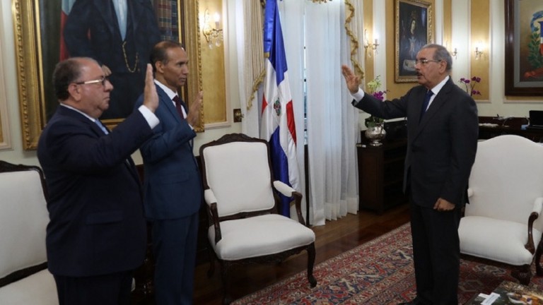 Danilo Medina juramenta a José Ramón Fadul, ministro de Interior y Policía y a Winston Santos, de Trabajo