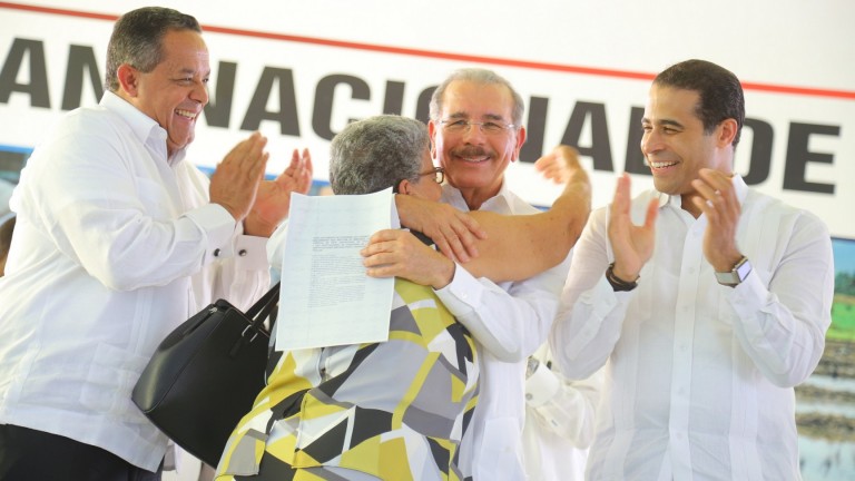Gobierno de Danilo Medina pone fin a décadas de espera. Entrega 839 títulos definitivos de propiedad a parceleros de Palmar de Ocoa