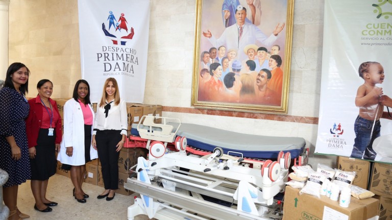 Despacho Primera Dama aporta medicamentos, alimentos y equipos para pacientes Hospital Docente Padre Billini