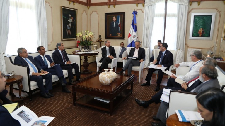 Danilo Medina recibe informe sobre avances edificaciones escolares y estancias infantiles