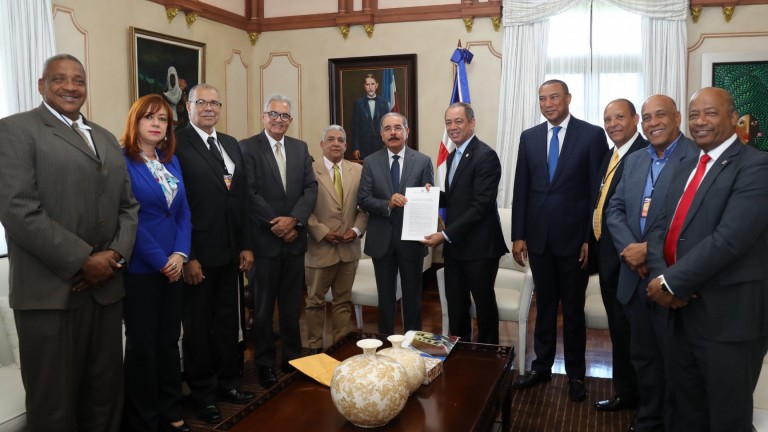 Presidente Danilo Medina recibe visita cortesía delegación El Seibo y Hato Mayor, interesadas en sede Juegos Nacionales   