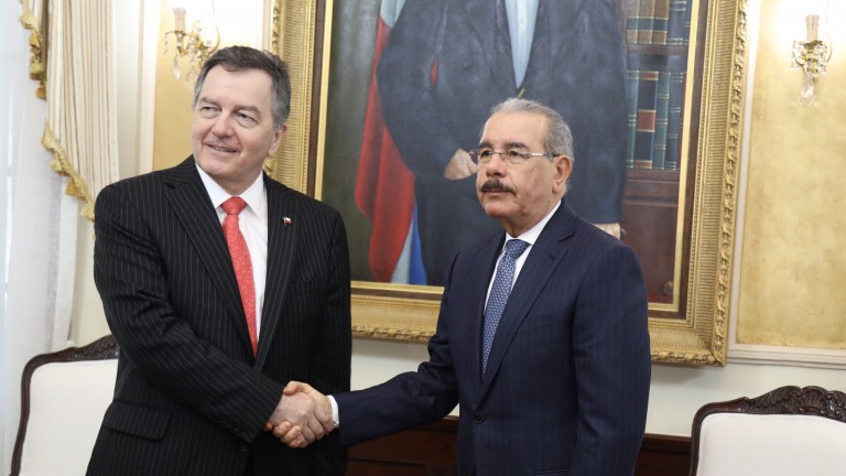 Danilo Medina y Roberto Ampuero