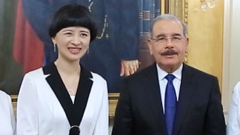 Presidente Danilo Medina recibe visita cortesía de encargada de negocios República Popular China