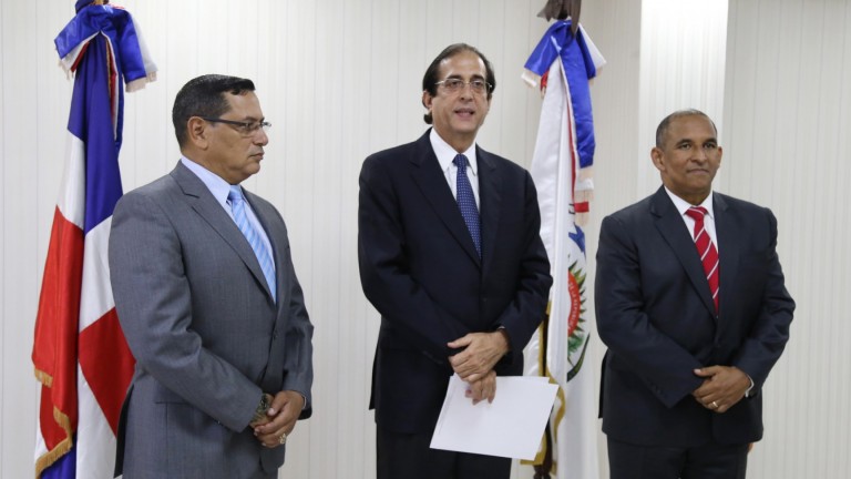 Ministro de la Presidencia, Gustavo Montalvo, posesiona al nuevo presidente de la DNCD