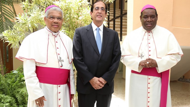 Gustavo Montalvo comparte con arzobispo metropolitano Santo Domingo; felicita a autoridades UCSD por 36 aniversario