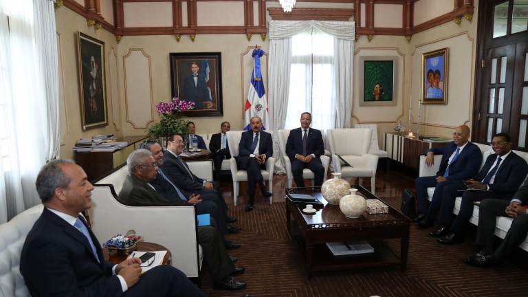 Presidente Danilo Medina se reúne con titulares instituciones sector eléctrico