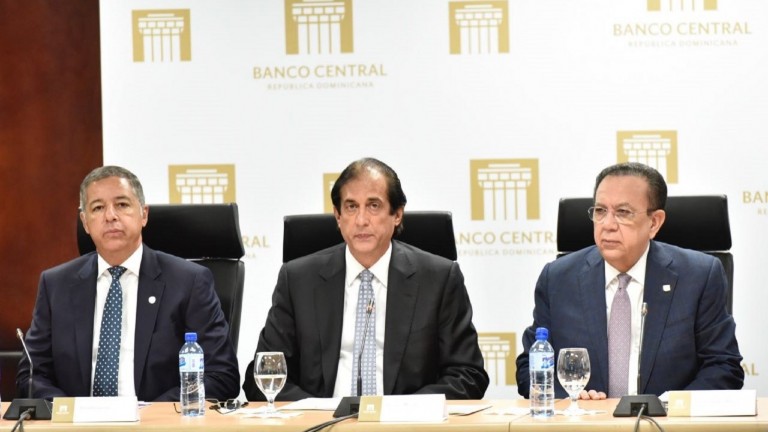 Ministro de la Presidencia, Gustavo Montalvo, exhorta a banqueros a seguir apoyando las viviendas de bajo costo