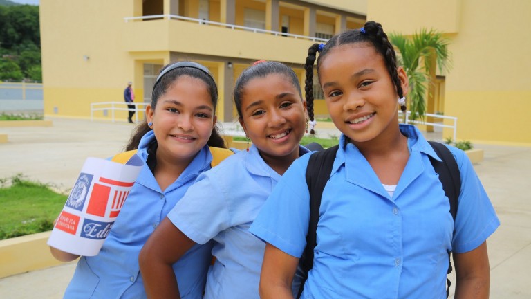 En La Vega, Danilo Medina entrega dos liceos y dos escuelas básicas. 2, 800 estudiantes beneficiados