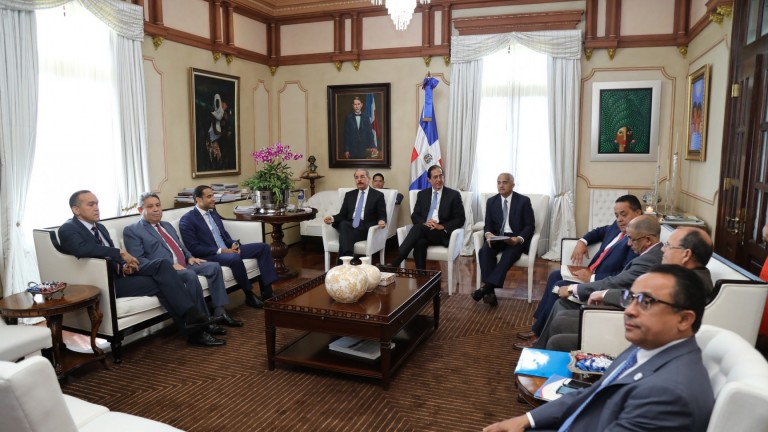 Danilo Medina encabeza reunión Comisión Titulación de Terrenos