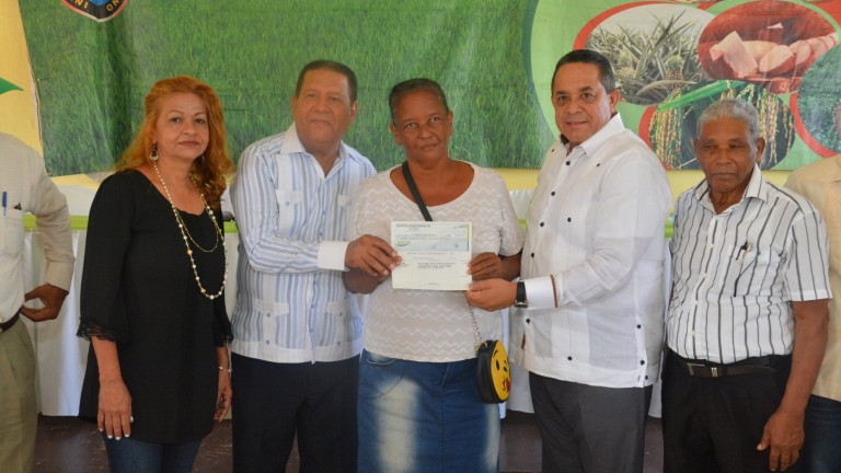 IAD entrega más de 7 millones de pesos a 85 productores cañeros de Baiguá