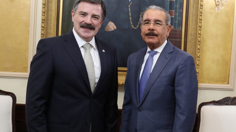 En visita a Danilo Medina, nuevo presidente Claro Dominicana anuncia inversiones