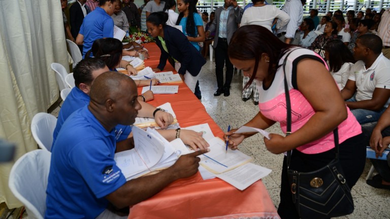Ministerio de la Presidencia y MESCYT entregan 474 becas a jóvenes Santo Domingo Norte y Monte Plata