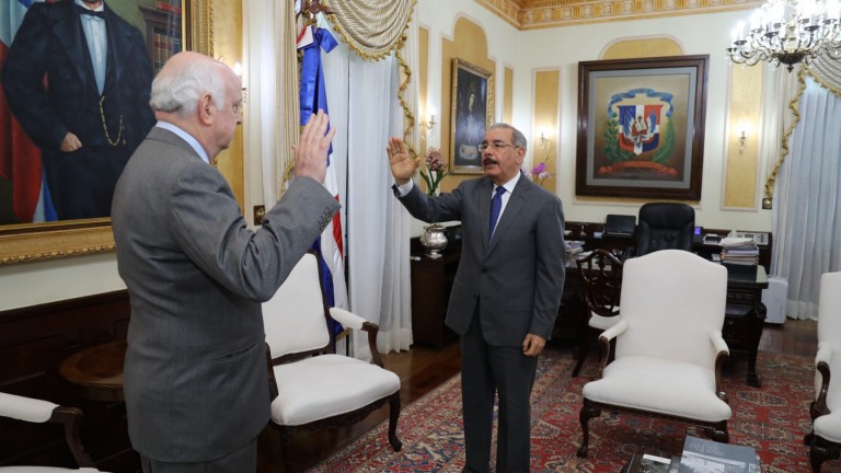 Presidente Danilo Medina juramenta a José Singer Weisinger, embajador en misión especial ante Consejo Seguridad ONU