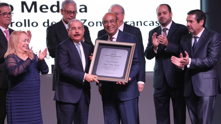 ADOZONA reconoce a Danilo Medina por apoyo brindado, posicionando a RD como destino excelencia mundial actividades manufactura y servicios  