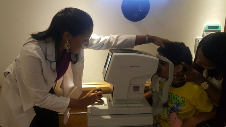 CAID Santiago realiza jornadas de evaluación auditiva y oftalmológica; entrega lentes correctivos en beneficio de decenas de usuarios