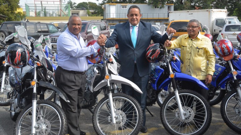 IAD entrega 25 motocicletas para agilizar trabajos en proyectos agrarios