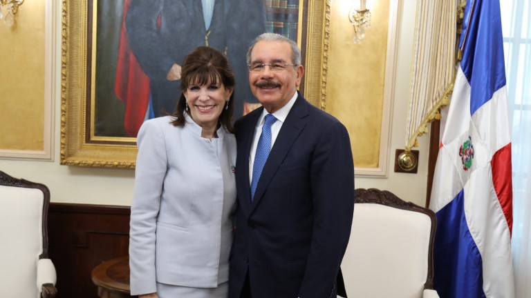 Presidente Danilo Medina recibe visita cortesía embajadora Estados Unidos, Robin S. Bernstein