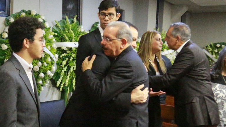 Danilo Medina acude a funeraria en solidaridad con familiares líder sindical Luis Henry Molina: “Lamentamos mucho su pérdida”