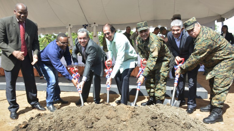 Ministros de la Presidencia y de Defensa dejan iniciados trabajos construcción Escuela Vocacional, en Santo Domingo Norte