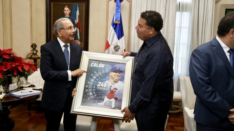 Presidente Danilo Medina recibe a destacado jugador dominicano de Grandes Ligas, Bartolo Colón