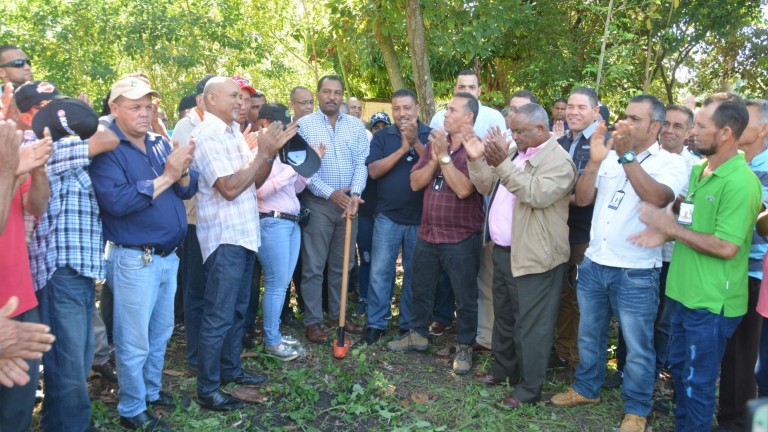 Compromiso asumido en Visita Sorpresa con productores de Tamboril: IAD inicia construcción Centro de Acopio para aguacates de exportación