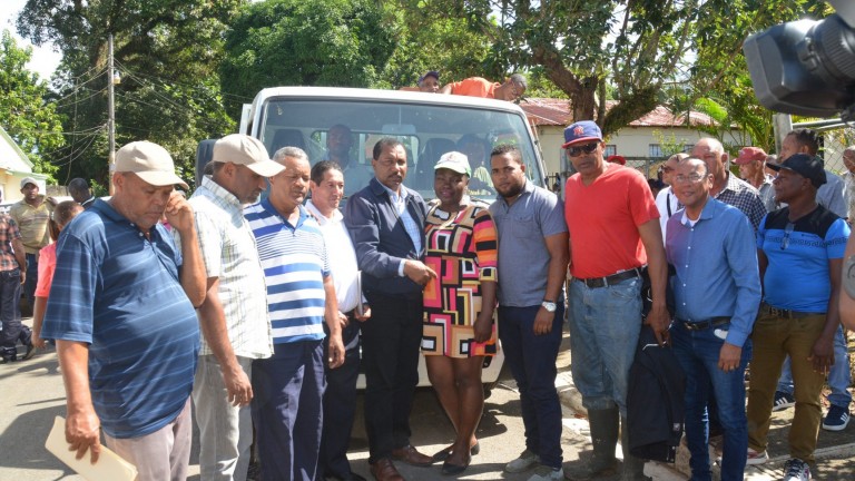Gobierno cumple promesa a productores de Hato Mayor; entrega camión de carga y financiamiento solidario para cosechas