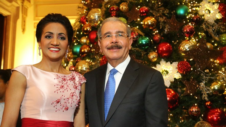 Presidente Danilo Medina y primera dama, Cándida Montilla de Medina, encienden árbol de Navidad y jardines del Palacio Nacional