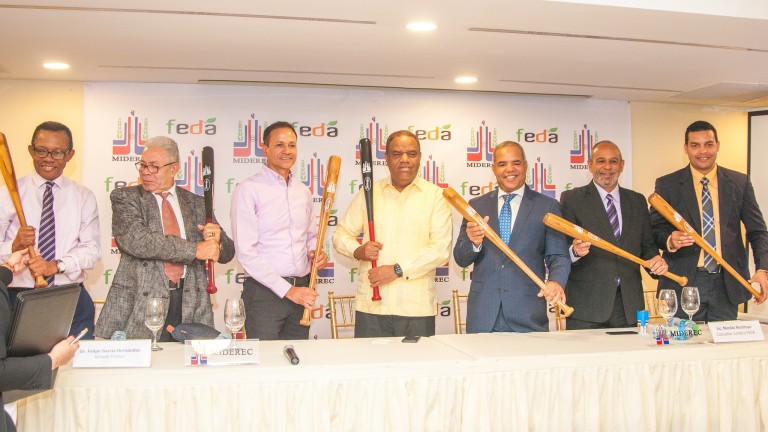 FEDA y Ministerio de Deportes presentan primeros bates de béisbol hechos de bambú por artesanos apoyados en Visita Sorpresa