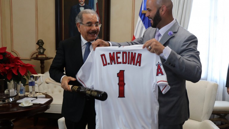 Presidente Danilo Medina recibe al estelar jugador de béisbol de Grandes Ligas, Albert Pujols