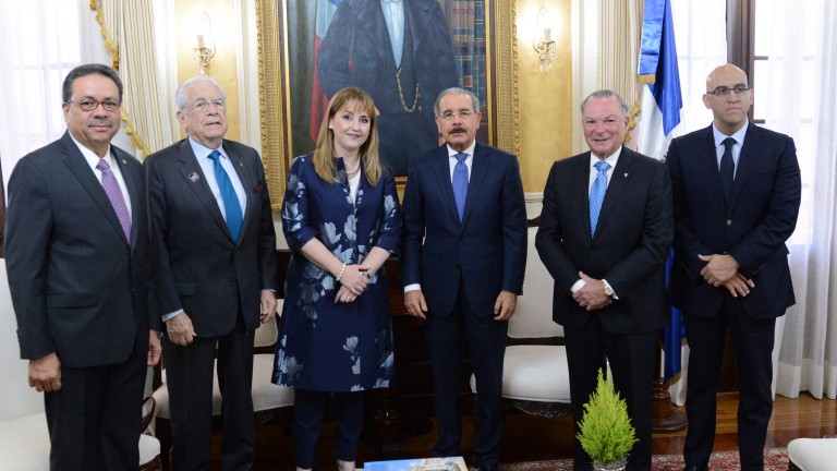 Danilo Medina con representantes del Consejo Mundial de Viajes de Turismo  hoteleros del país